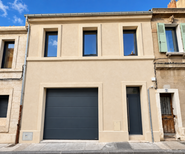 Façade rénovée ensoleillée Façade rénovée ensoleillée